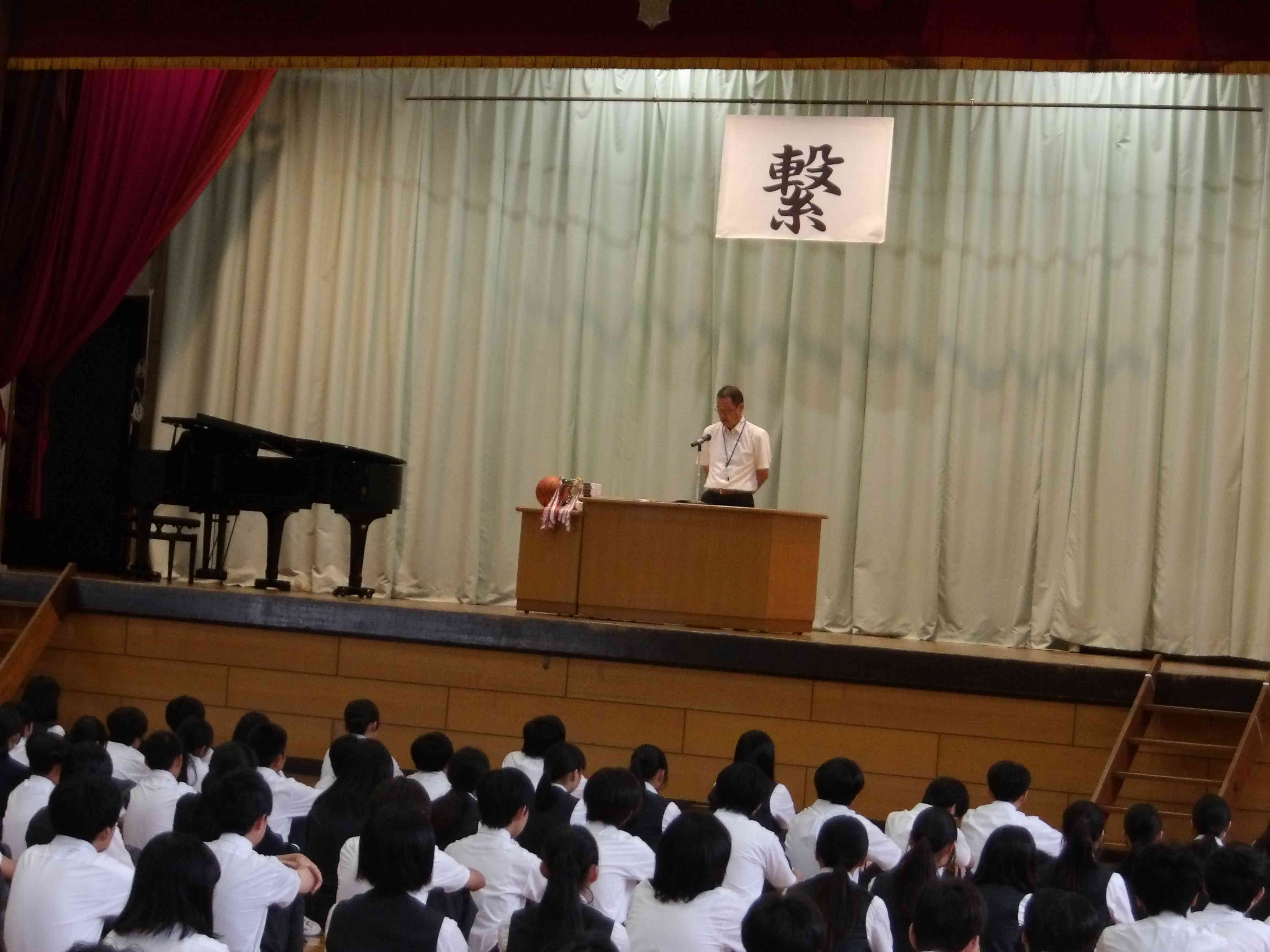 校長先生のお話
皆、顔を上げて真剣な面持ちです